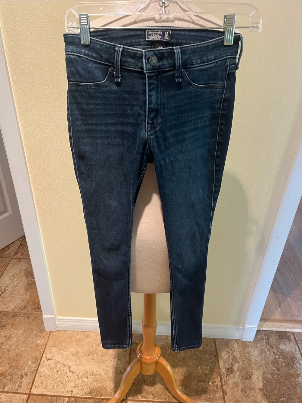 Abercrombie & Fitch Woman’s Slim Dark Indigo Jeans Skinny Leg Low Rise 24/00